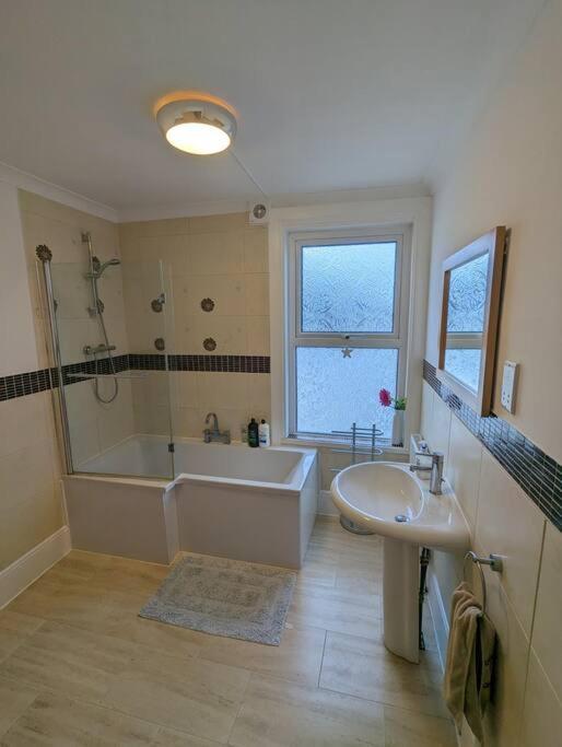 Spacious First Floor Family Flat, Sea View Торкі Екстер'єр фото